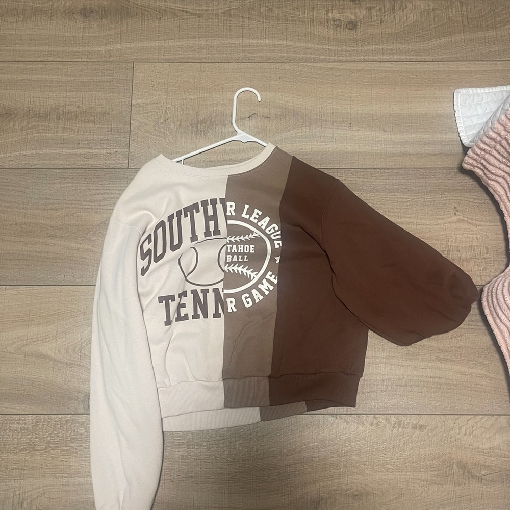 This is a few neck. Very soft and keeps you warm